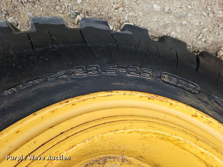 image for item DQ8666 1978 Caterpillar 613B water wagon