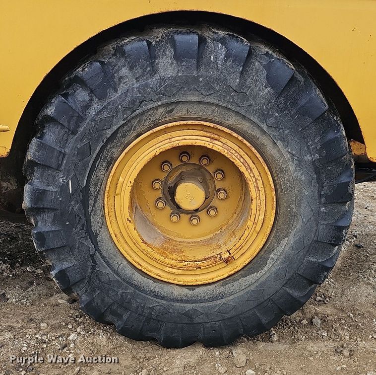 image for item DQ8666 1978 Caterpillar 613B water wagon