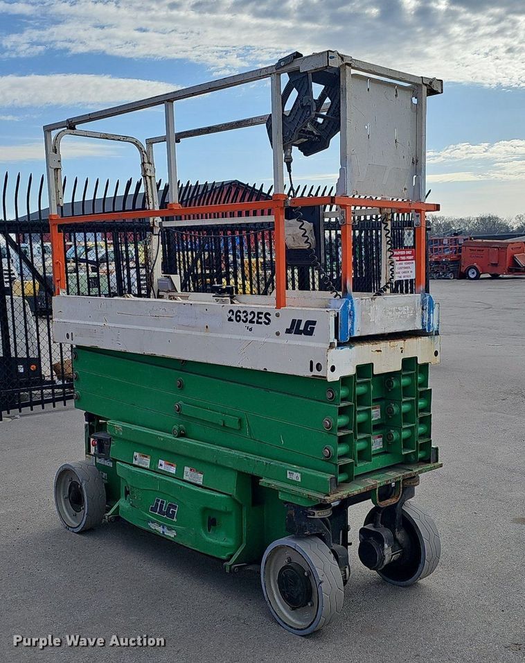 image for item DQ8715 2015 JLG 2632 ES scissor lift