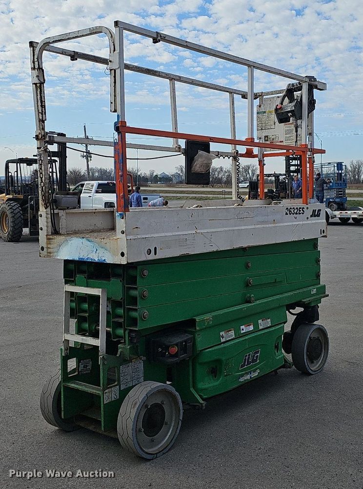 image for item DQ8715 2015 JLG 2632 ES scissor lift