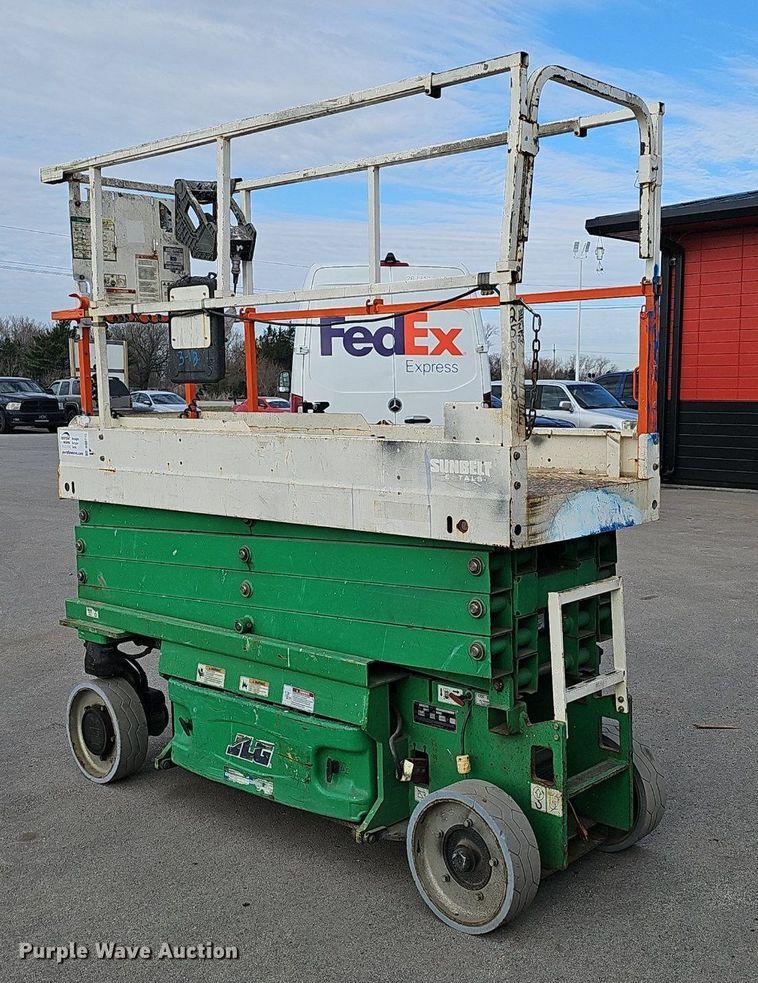 image for item DQ8715 2015 JLG 2632 ES scissor lift
