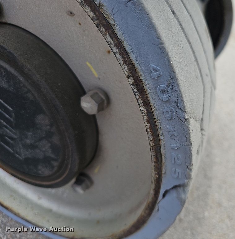 image for item DQ8715 2015 JLG 2632 ES scissor lift