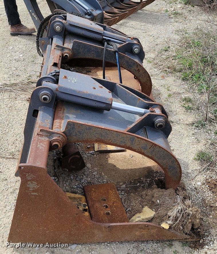 image for item DR7959 Skid steer grapple bucket