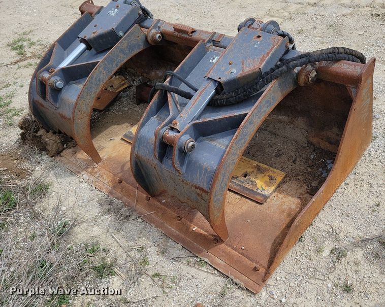 image for item DR7959 Skid steer grapple bucket