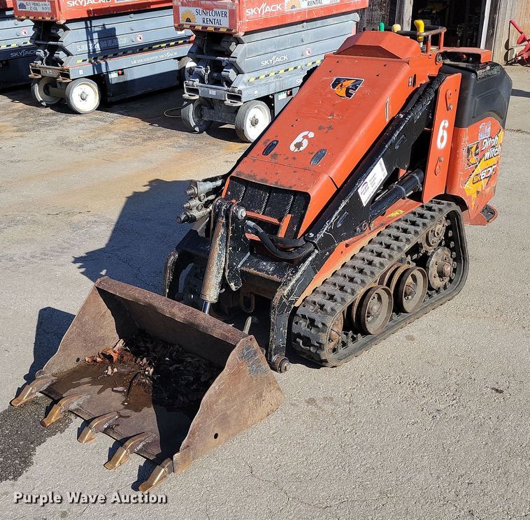 image for item DR7985 2017 Ditch Witch SK600 compact utility loader