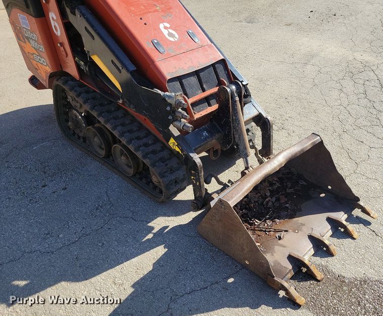 image for item DR7985 2017 Ditch Witch SK600 compact utility loader