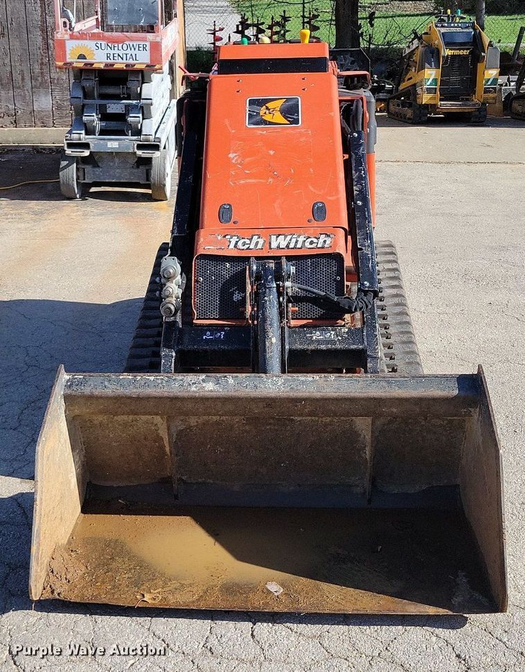 image for item DR7986 2021 Ditch Witch SK1050 compact utility loader