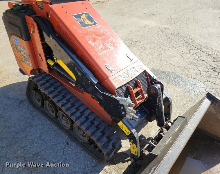 image for item DR7986 2021 Ditch Witch SK1050 compact utility loader