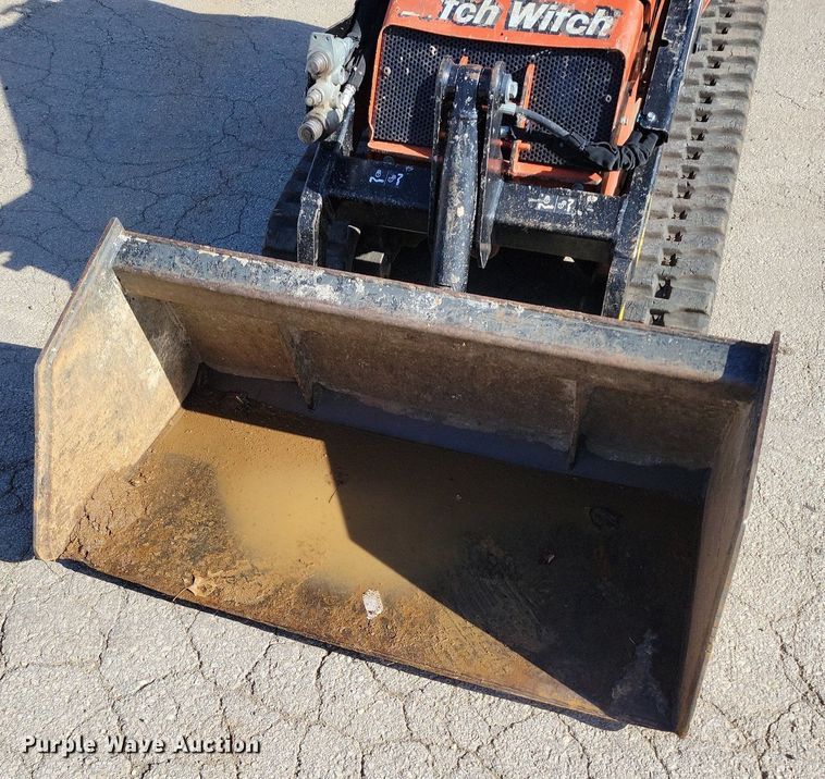 image for item DR7986 2021 Ditch Witch SK1050 compact utility loader