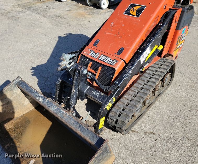 image for item DR7986 2021 Ditch Witch SK1050 compact utility loader