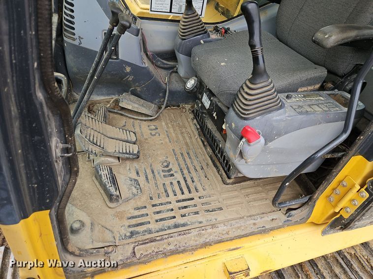 image for item DR8561 2006 Komatsu PC400LC-7L excavator