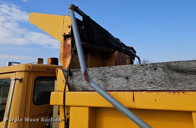 image for item DR8563 1999 Freightliner  FL80 dump truck