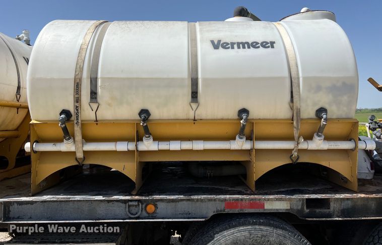image for item DS2934 1989 Freightliner FLC flatbed truck with Vermeer fluid mixer