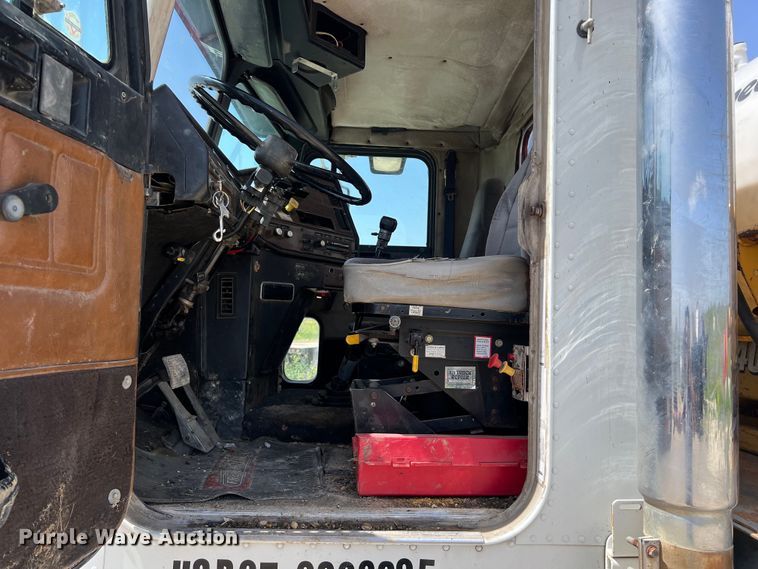 image for item DS2934 1989 Freightliner FLC flatbed truck with Vermeer fluid mixer