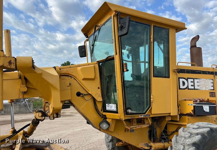 image for item DS2937 1997 John Deere 772CH motor grader