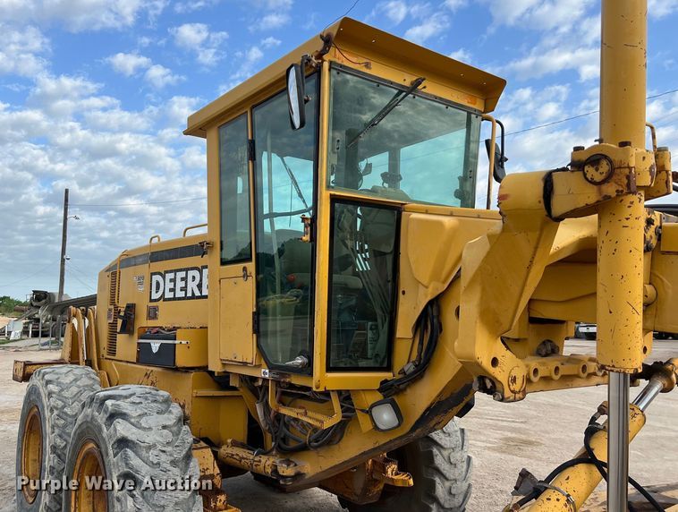 image for item DS2937 1997 John Deere 772CH motor grader