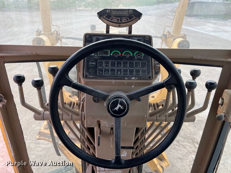 image for item DS2937 1997 John Deere 772CH motor grader