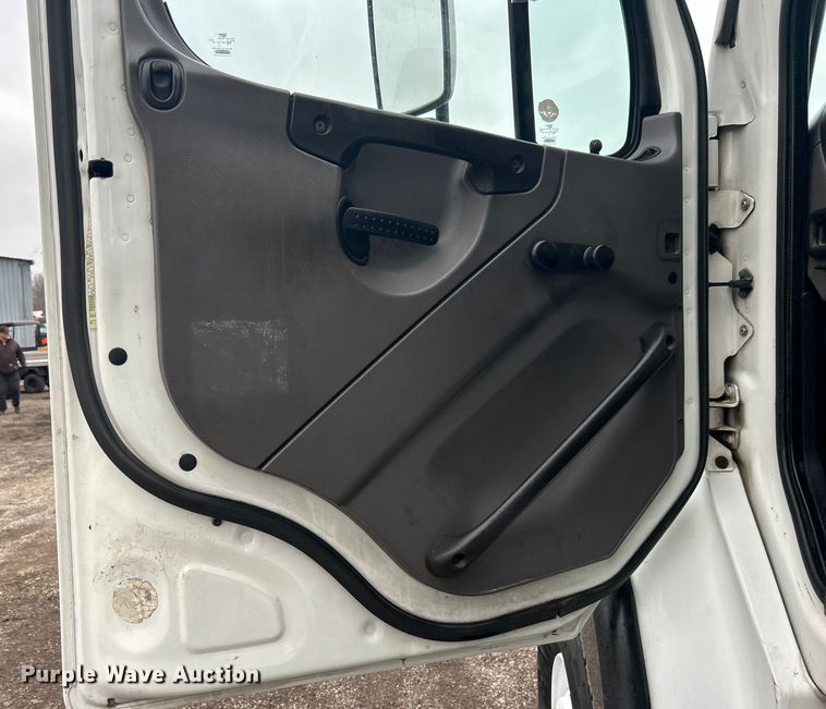 image for item EG1302 2010 Freightliner  Business Class M2 dump truck