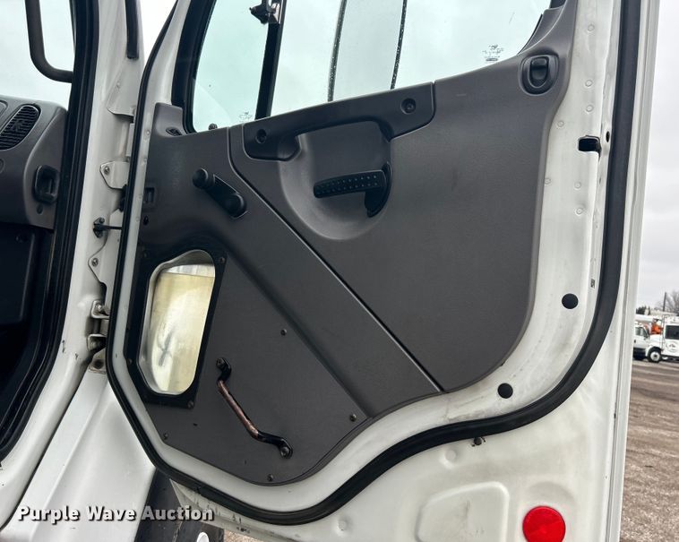 image for item EG1302 2010 Freightliner  Business Class M2 dump truck