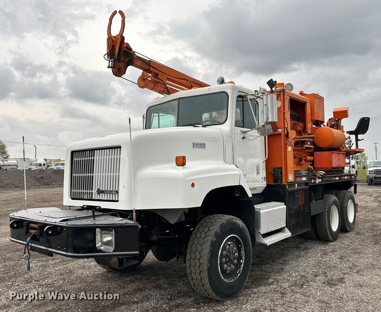 image for item EG1322 1998 International  Paystar 5000 pressure digger truck