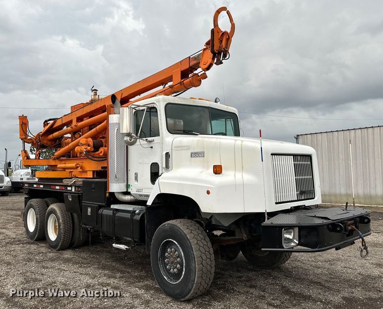 image for item EG1322 1998 International  Paystar 5000 pressure digger truck