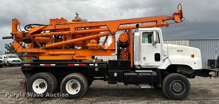 image for item EG1322 1998 International  Paystar 5000 pressure digger truck