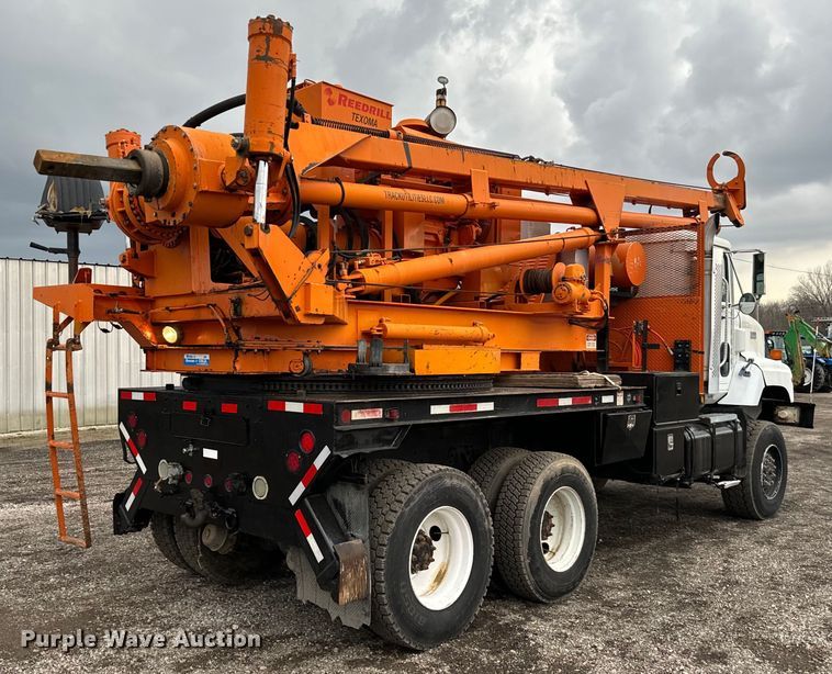 image for item EG1322 1998 International  Paystar 5000 pressure digger truck