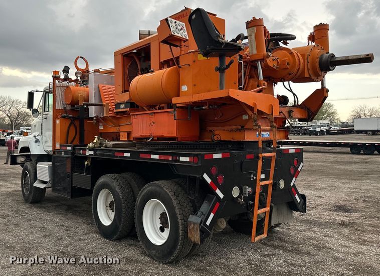 image for item EG1322 1998 International  Paystar 5000 pressure digger truck