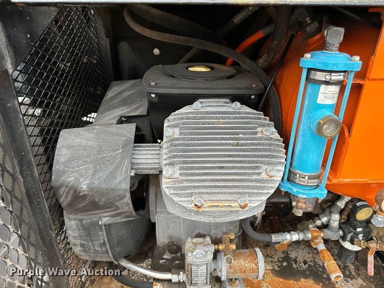 image for item EG1322 1998 International  Paystar 5000 pressure digger truck