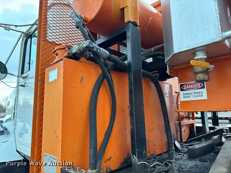 image for item EG1322 1998 International  Paystar 5000 pressure digger truck