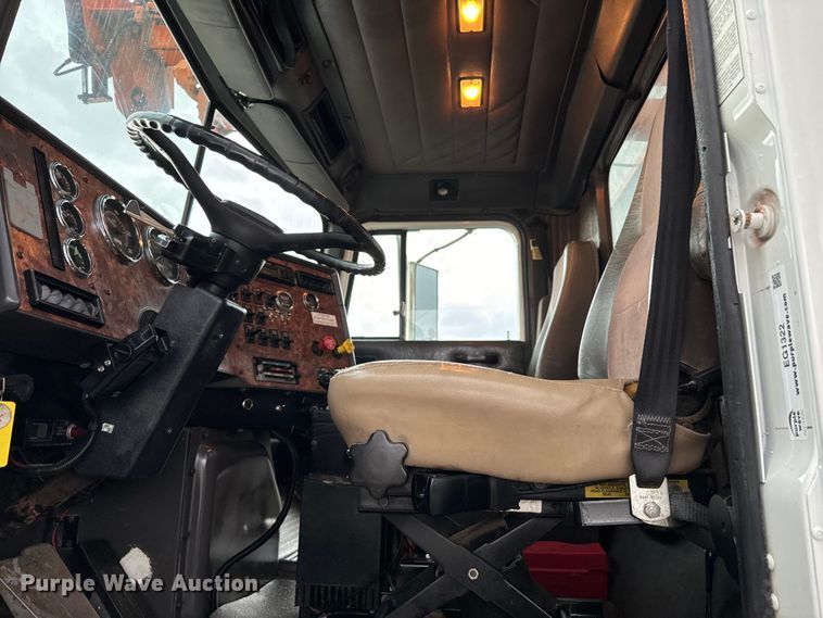 image for item EG1322 1998 International  Paystar 5000 pressure digger truck