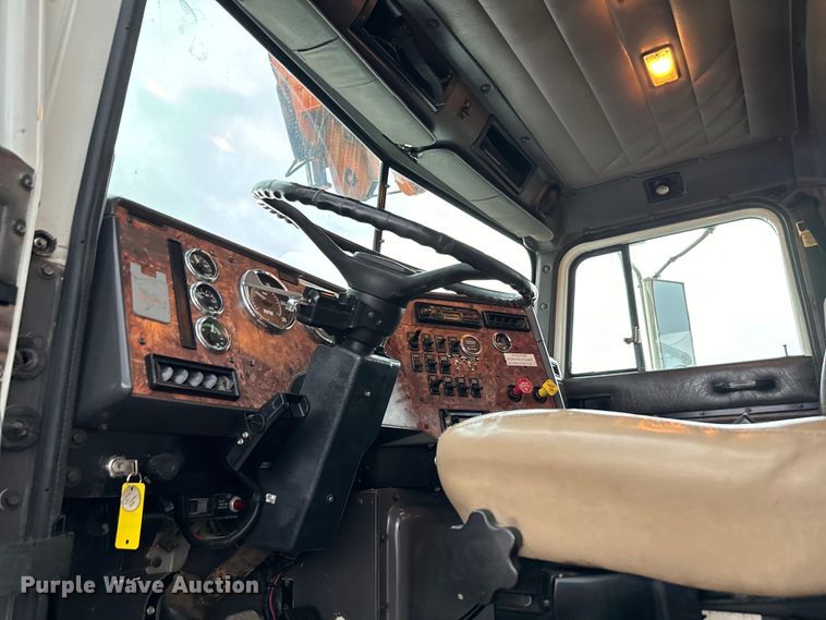 image for item EG1322 1998 International  Paystar 5000 pressure digger truck