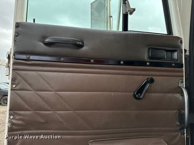 image for item EG1322 1998 International  Paystar 5000 pressure digger truck