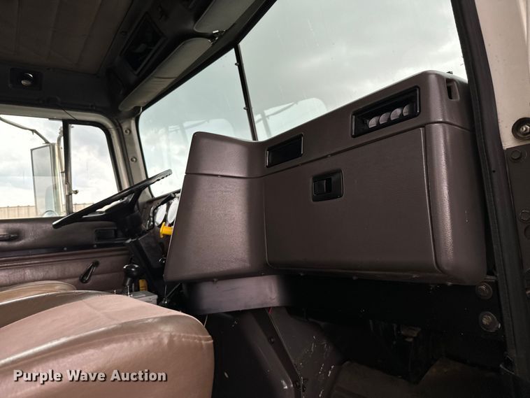 image for item EG1322 1998 International  Paystar 5000 pressure digger truck