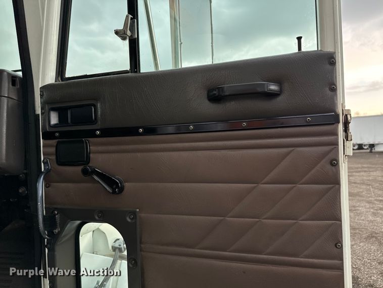 image for item EG1322 1998 International  Paystar 5000 pressure digger truck