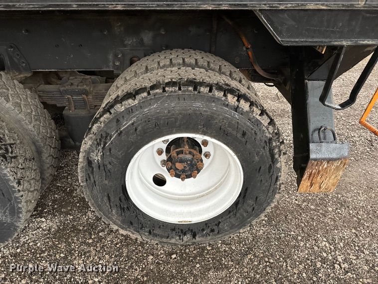 image for item EG1322 1998 International  Paystar 5000 pressure digger truck