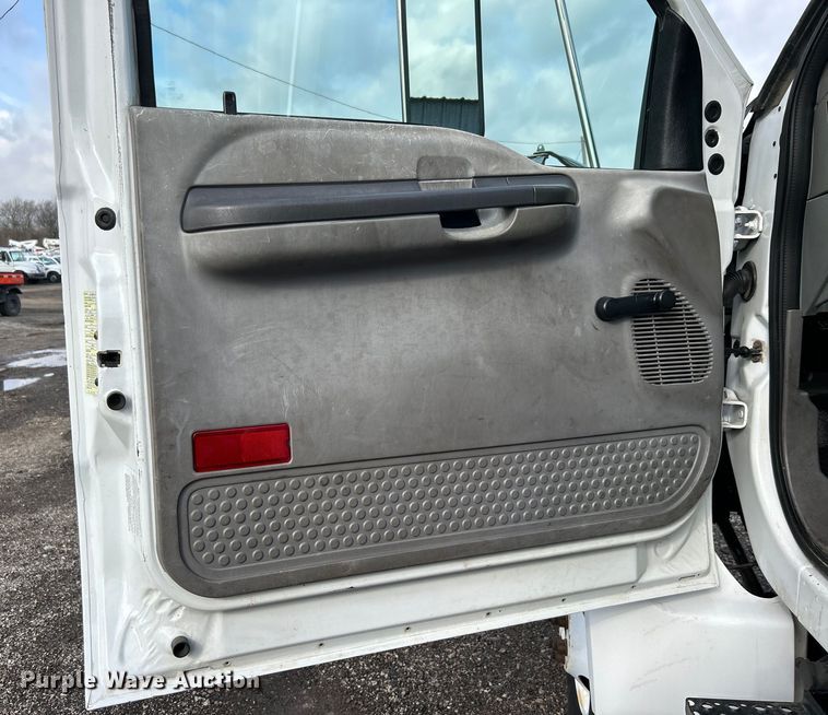 image for item EG1330 2007 Ford F650 Super Duty utility / service truck