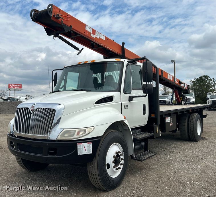 image for item EG1361 2002 International  4300 SBA shingle conveyor truck