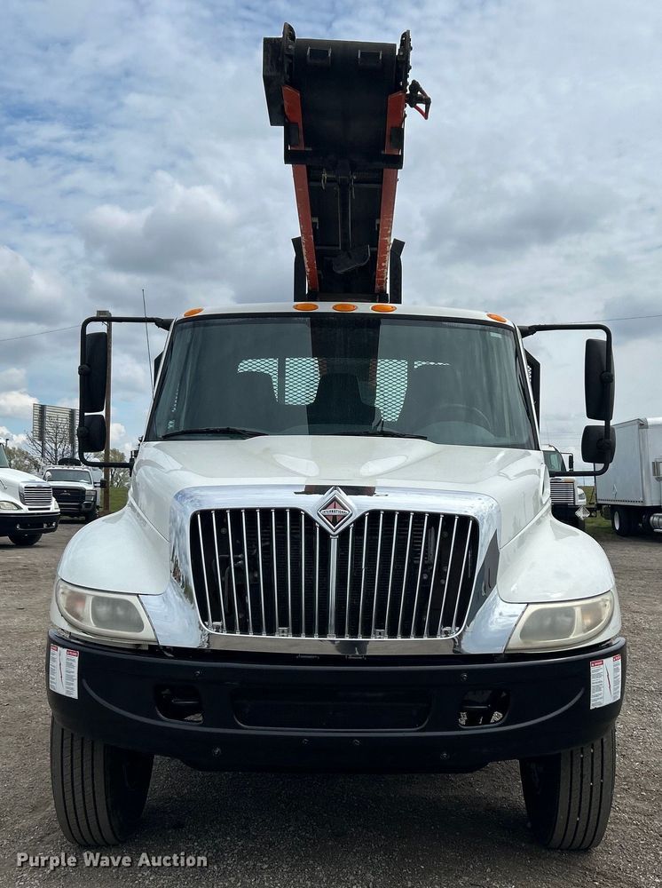 image for item EG1361 2002 International  4300 SBA shingle conveyor truck