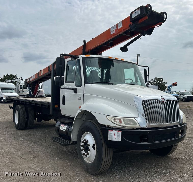 image for item EG1361 2002 International  4300 SBA shingle conveyor truck