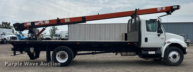 image for item EG1361 2002 International  4300 SBA shingle conveyor truck