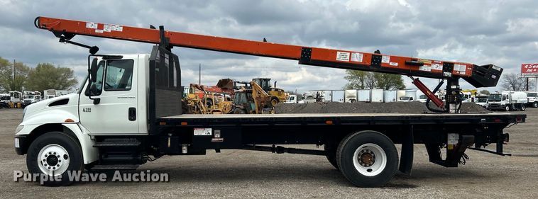 image for item EG1361 2002 International  4300 SBA shingle conveyor truck