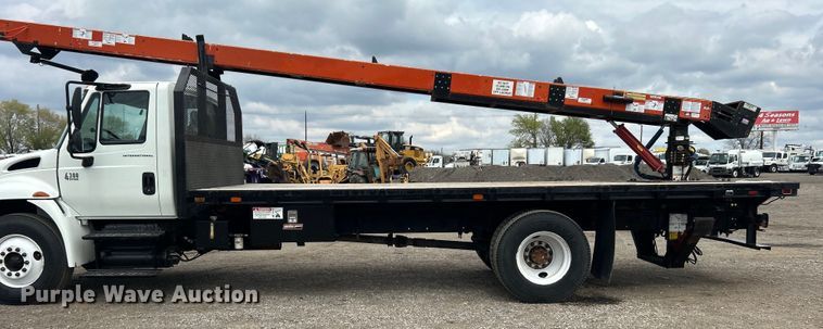 image for item EG1361 2002 International  4300 SBA shingle conveyor truck