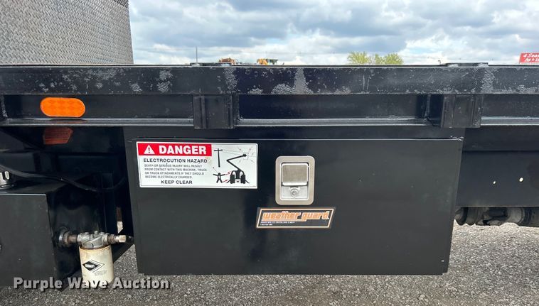 image for item EG1361 2002 International  4300 SBA shingle conveyor truck