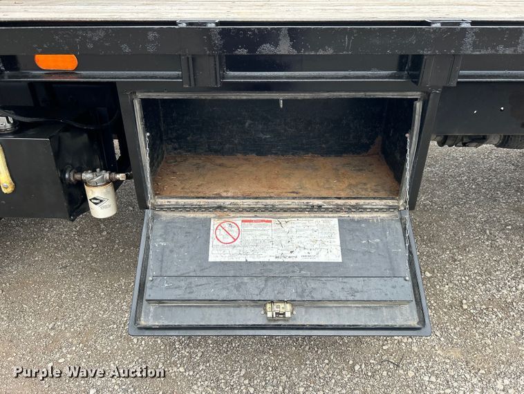 image for item EG1361 2002 International  4300 SBA shingle conveyor truck