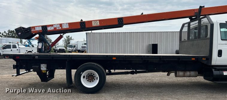 image for item EG1361 2002 International  4300 SBA shingle conveyor truck