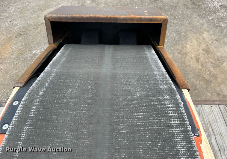 image for item EG1361 2002 International  4300 SBA shingle conveyor truck