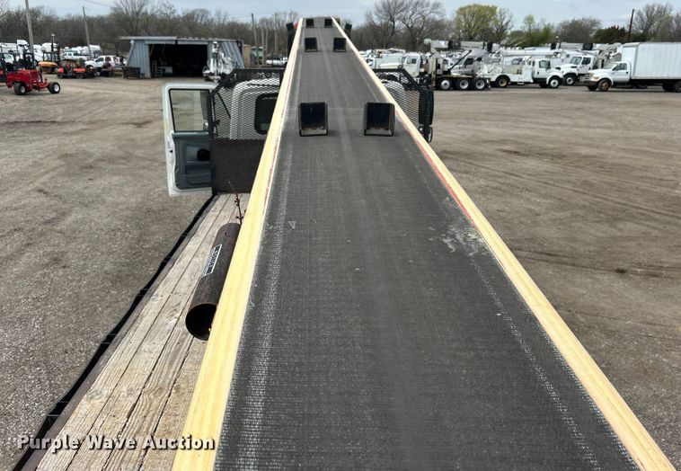 image for item EG1361 2002 International  4300 SBA shingle conveyor truck