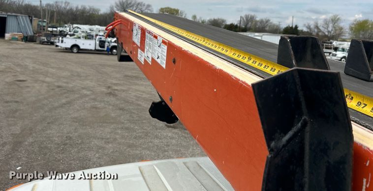 image for item EG1361 2002 International  4300 SBA shingle conveyor truck