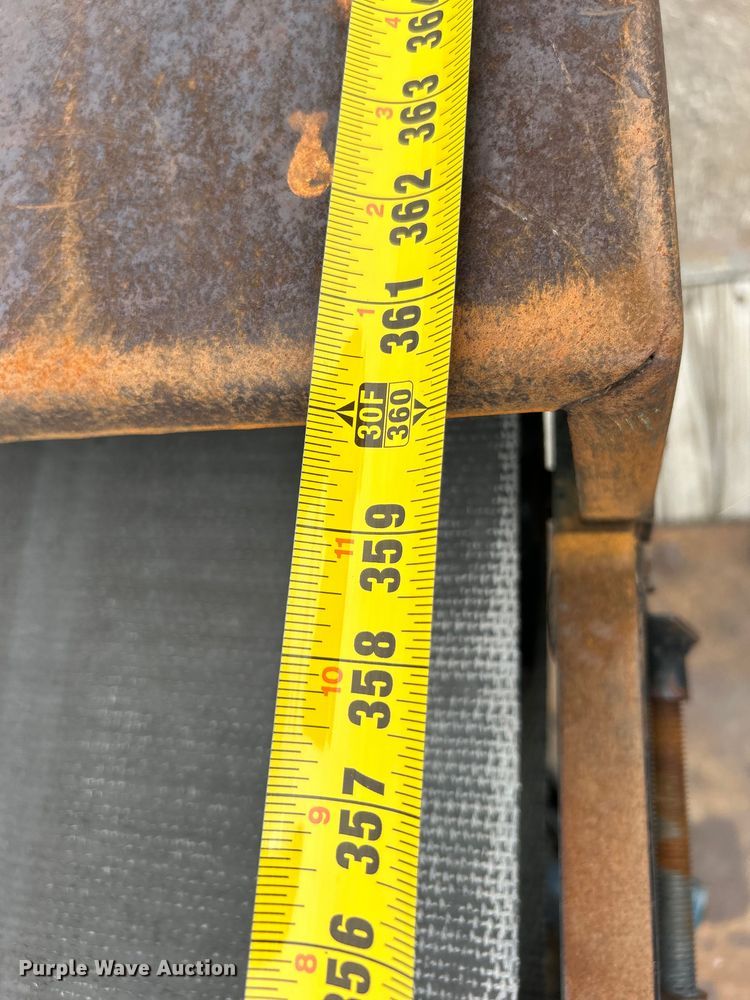 image for item EG1361 2002 International  4300 SBA shingle conveyor truck